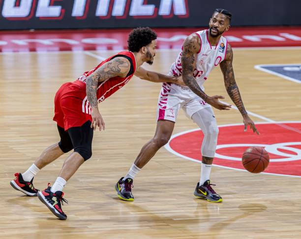 25日季后赛综述：莫兰特伤退灰熊惨遭雷霆逆转 快船34分狂胜掘金