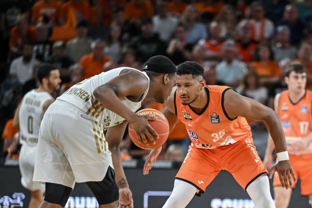 又一CBA主帅要下课了！带队狂输30分，比刘炜还差，战术太单一了